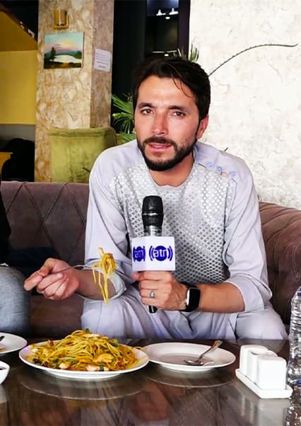 غذاهای خیابانی افغانستان: طرز تهیه چکن چامین، یک نوع غذای تند و تیز چینی در رستورانت کاروان، کابل