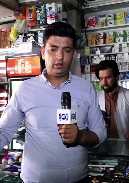 خریداری میوه عید برای یک مرد نیازمند