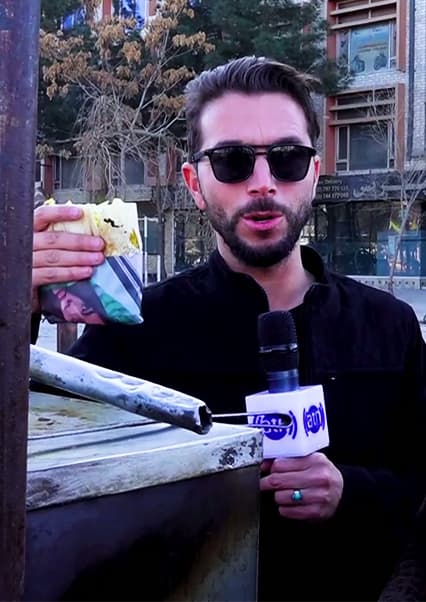 غذاهای خیابانی: چپس و برگر فروش کنار جاده، کابل
