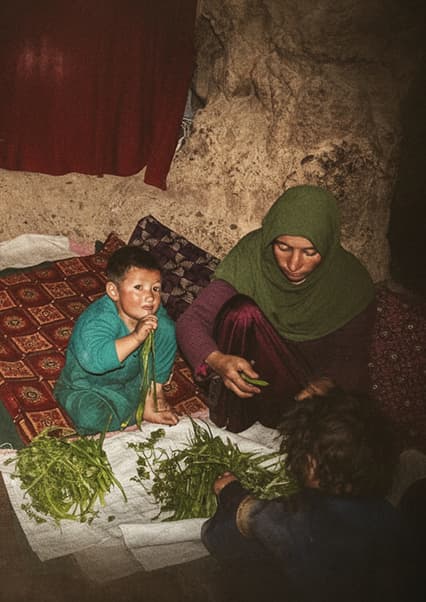 زندگی در غارهای باستانی افغانستان