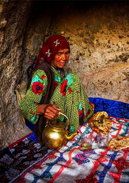 عشق و زندگی در غار؛ داستان دلنشین زوج کهنسال افغان