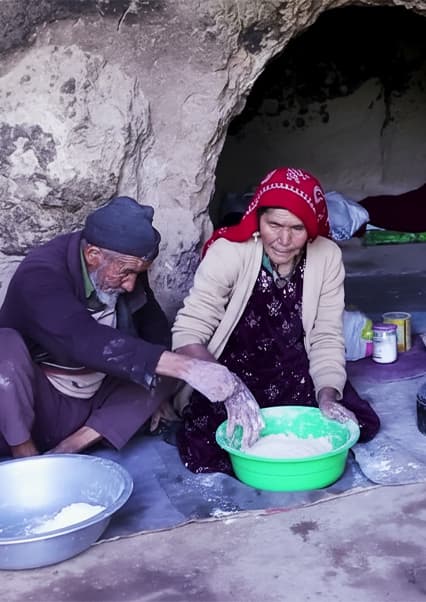 عشق و نان در غار؛ زندگی زوج کهنسال افغان