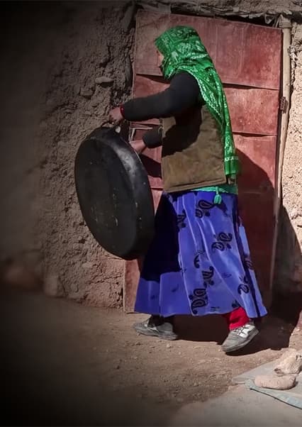 زندگی در غار و آشپزی سنتی زوج کهنسال
