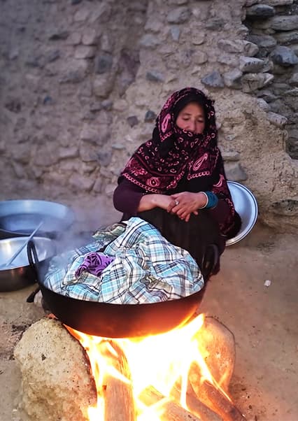 اولین افطار رمضان در غار؛ گرمای خانواده در سرمای کوهستان