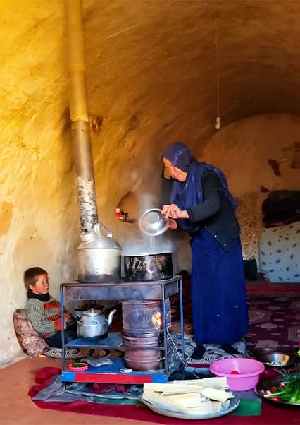 زندگی در غار: صبحانه گرم در دل کوهستان