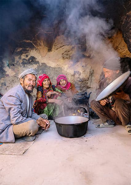 لذت هر لقمه؛ آشپزی زوج کهنسال در غار