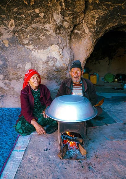 زندگی در غار و پخت پای مرغ سنتی