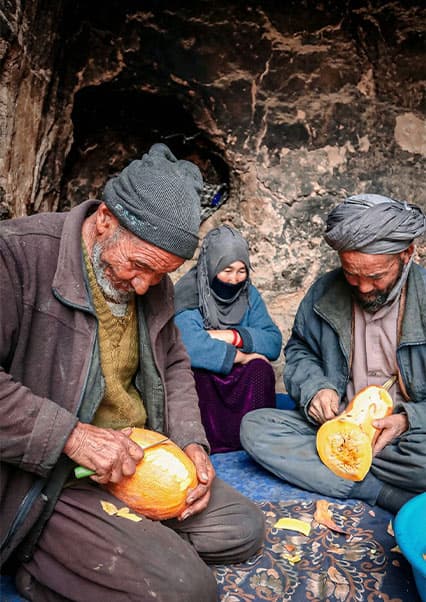 کدوی خوشمزه در غار؛ مهمانی زوج کهنسال