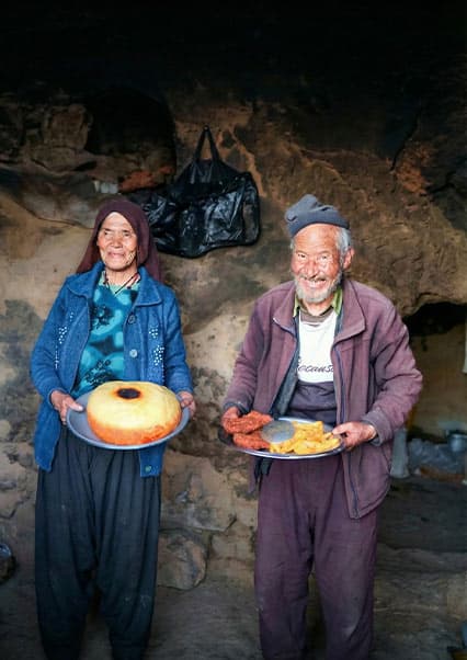 آشپزی در غار؛ برگر مرغ سنتی زوج کهنسال افغان