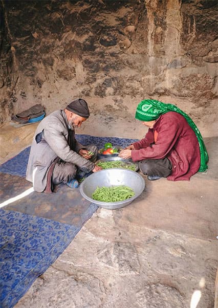 زندگی ساده: آشپزی زوج کهنسال در غار