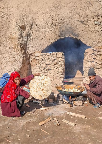 آشپزی در غار و مراقبت از پدربزرگ بیمار