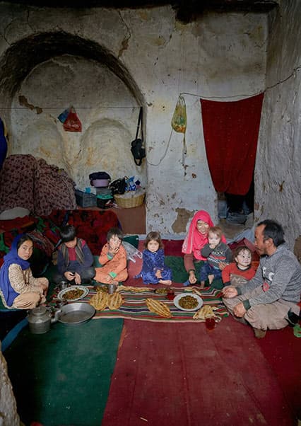 زندگی دوقلوها در غار؛ زمستان سرد در روستاهای افغانستان