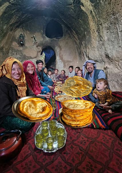 صبحانه سنتی در غار؛ زندگی خانواده روستایی