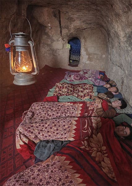 زمستان سخت در غارهای بامیان
