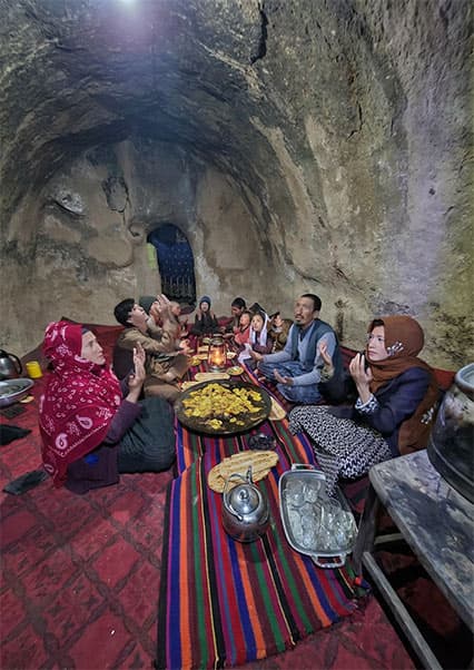 افطار در غارهای کوهستانی افغانستان