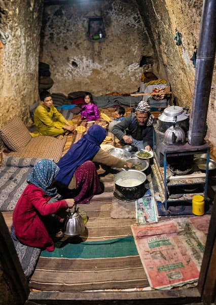 افطار در غار؛ زندگی و بقا در کوهستان‌های افغانستان