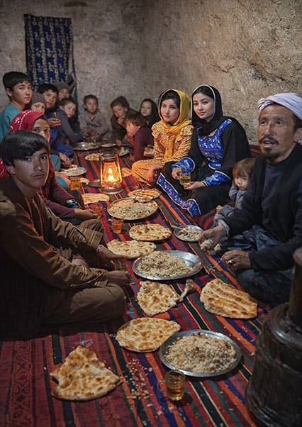 زندگی در غار و پخت غذای سنتی در رمضان