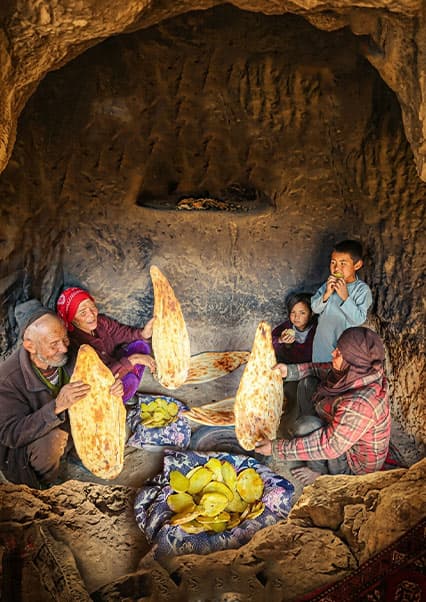 نان تنوری و کچالو در غار؛ زندگی سنتی زوج کهنسال