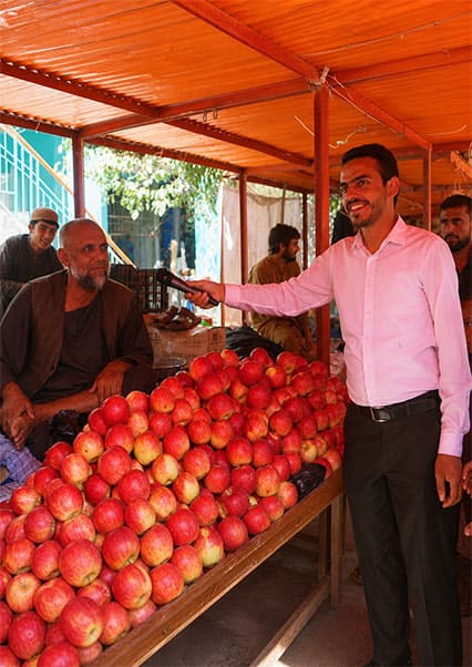 سفر به کندز؛ بازار میوه خشک و سیب